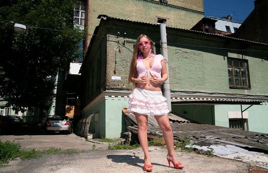Молодая украинка Анна светит волосатой пиздой на улице