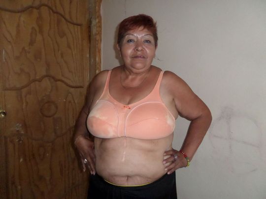 Пожилая толстая мексиканка показывает груди