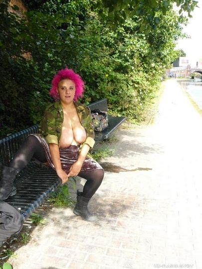 Рокси обожает отличаться от других и не только розовыми волосами, но и тем, что она может показывать свои сиськи и задницу посреди улицы
