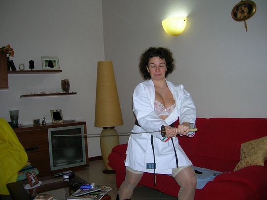 Зрелая женщина отчего-то веселится в своей квартире