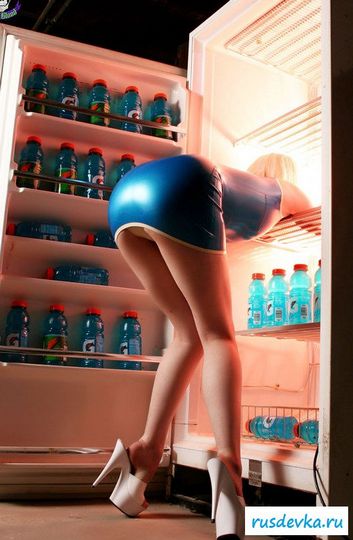 Голая маленькая грудь девахи в холодильнике