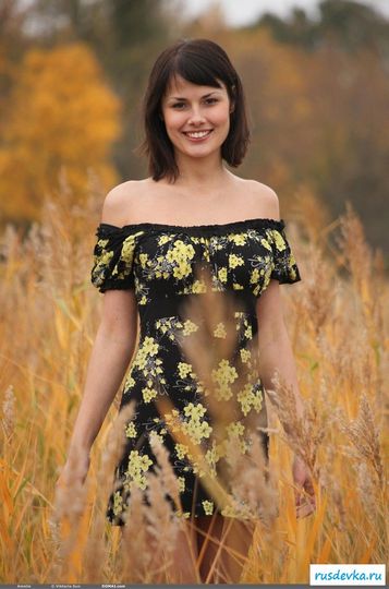 Красивая голая русская женщина на прогулке в поле