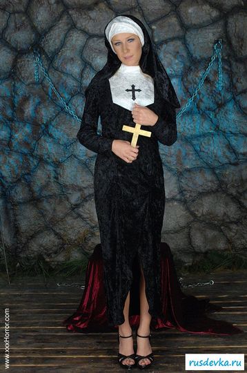 Обнаженная монахиня с крестом в руках | Фотографии