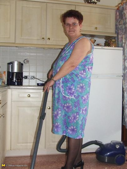 Пожилая домохозяйка во время уборки квартиры трахнулась с пылесосом